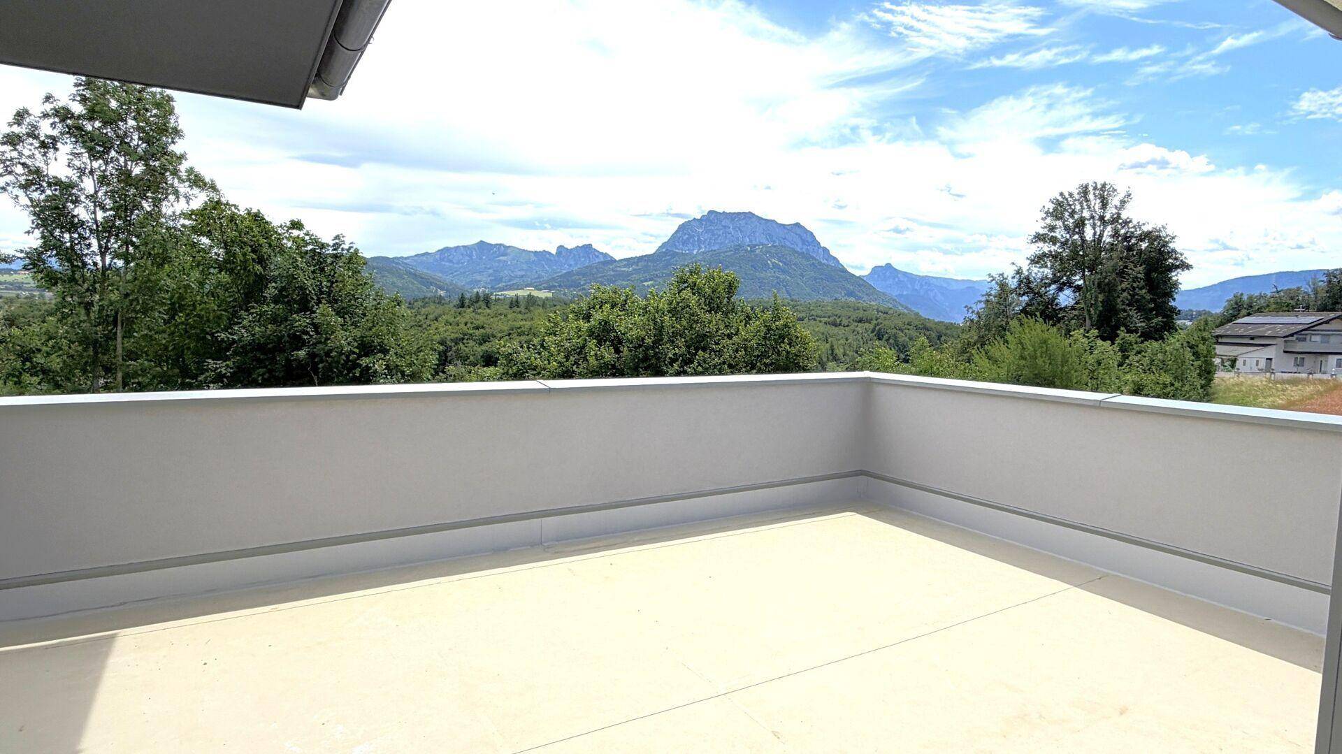 Geräumige Terrasse mit unverbaubarem Blick auf die majestätischen Berge und die weite Naturlandschaft.