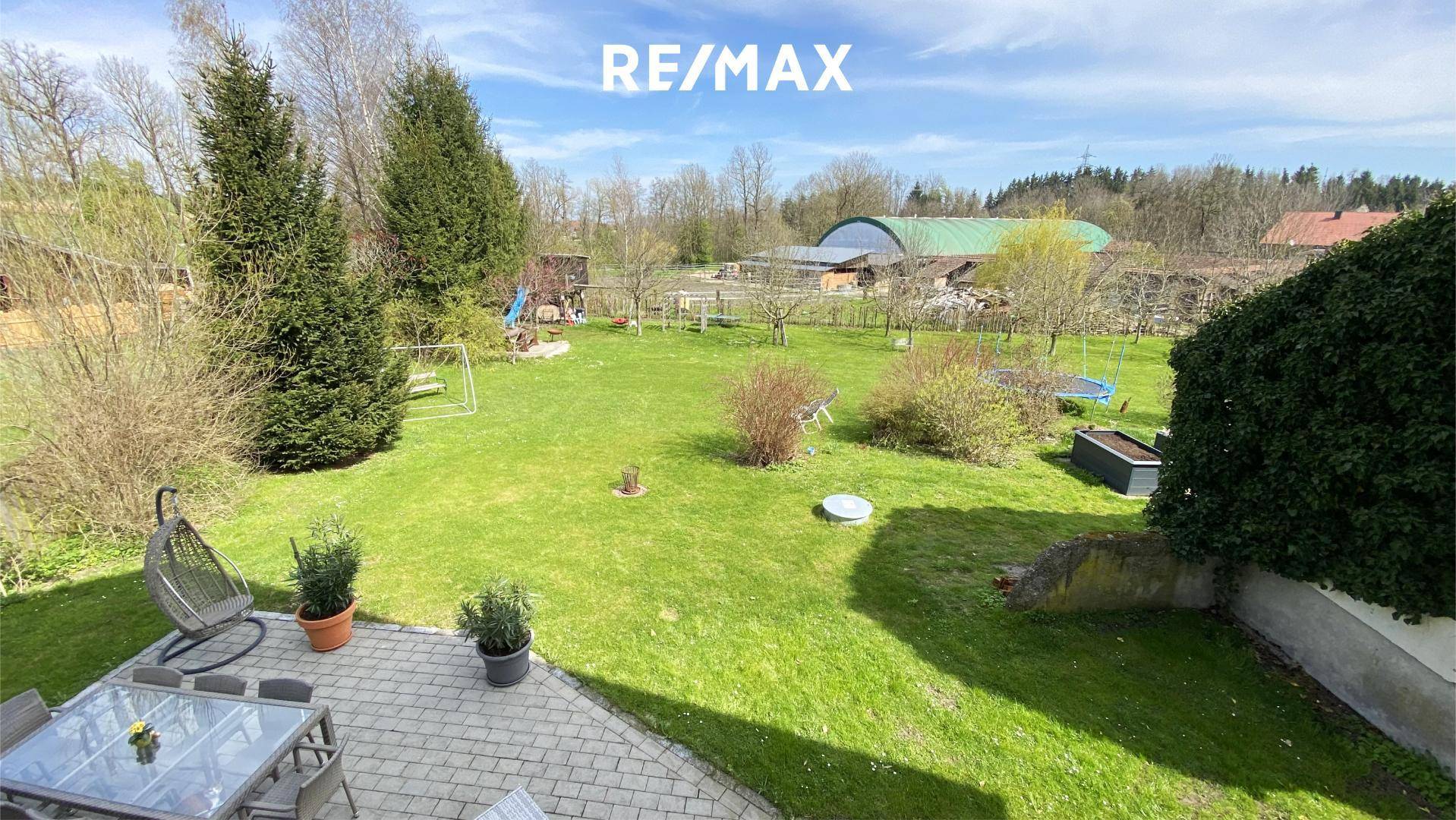 Ausblick vom Balkon auf den Garten