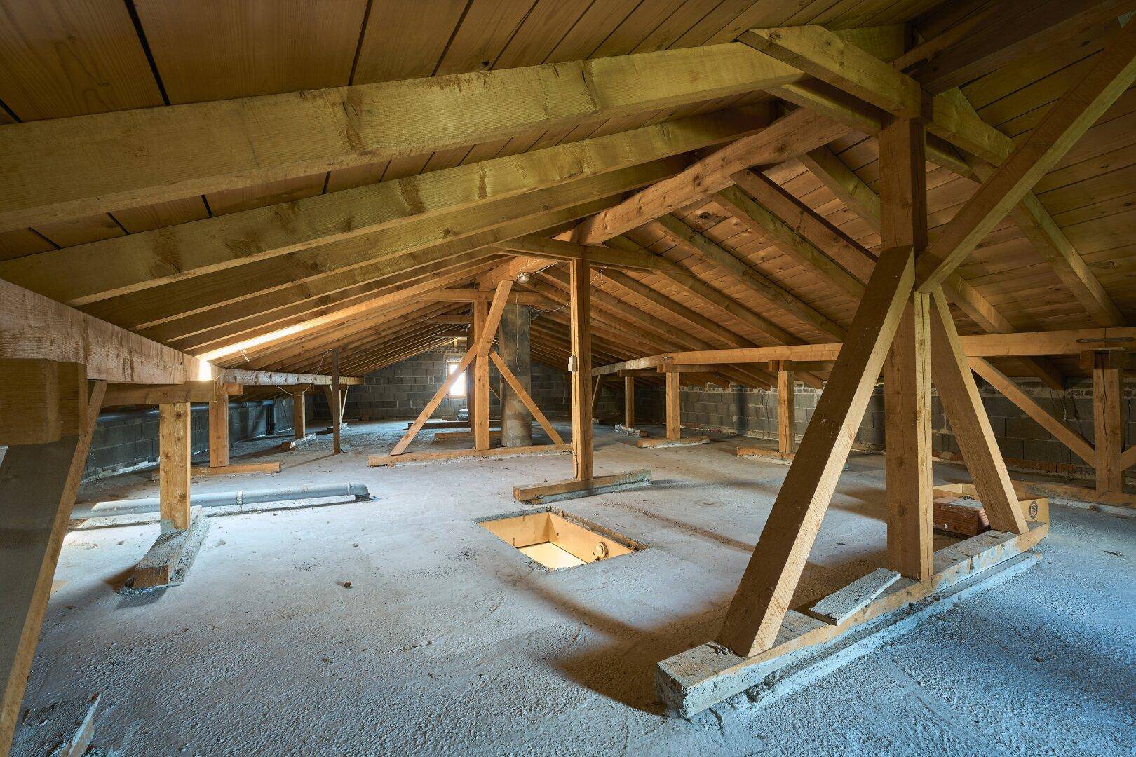 Unausgebauter Dachboden mit sichtbaren Holzbalken und viel Potenzial für zukünftige Nutzung.