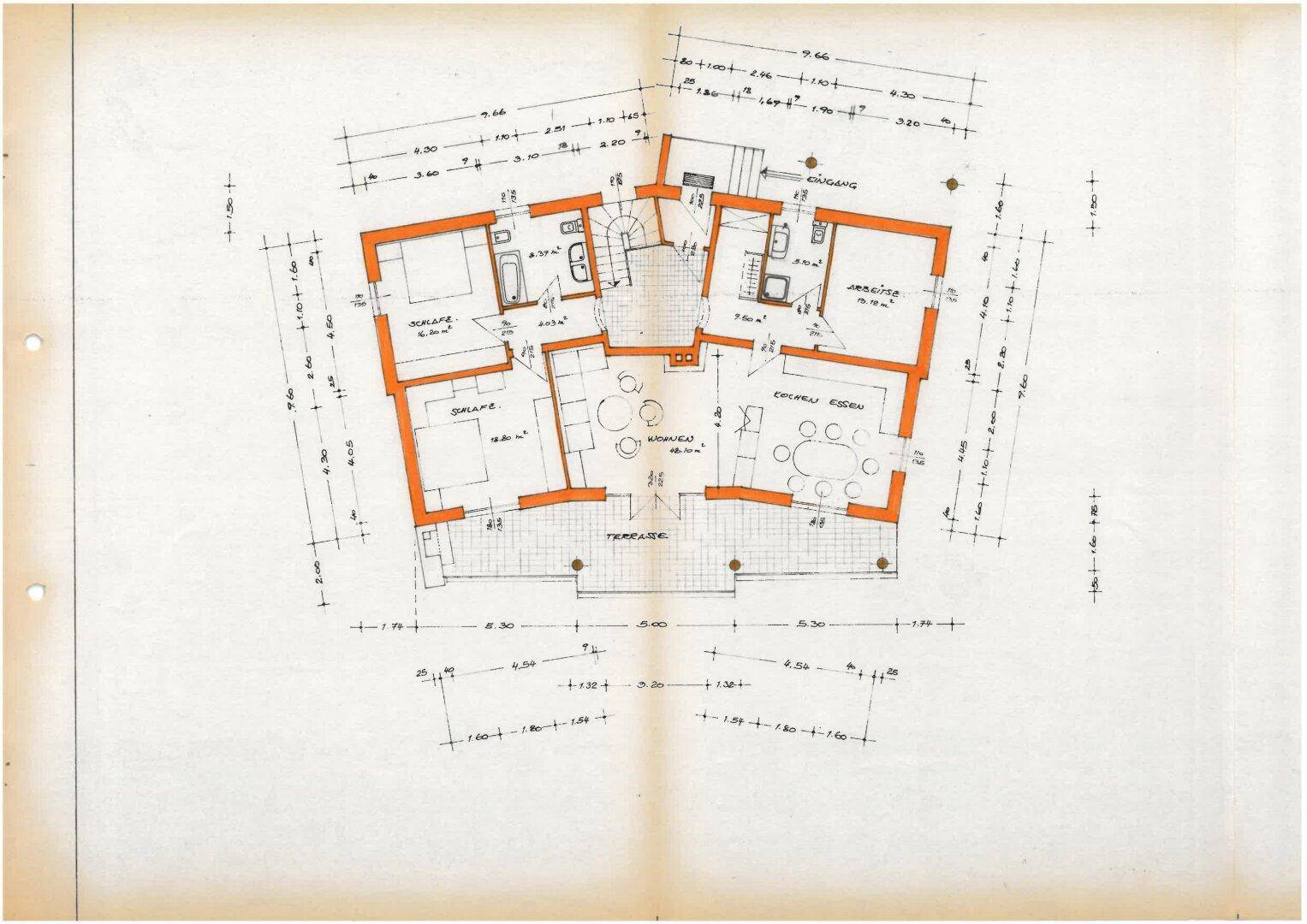 Handgezeichneter Grundriss des Hauptgeschosses mit Wohnbereich, Schlafzimmern und Terrasse.