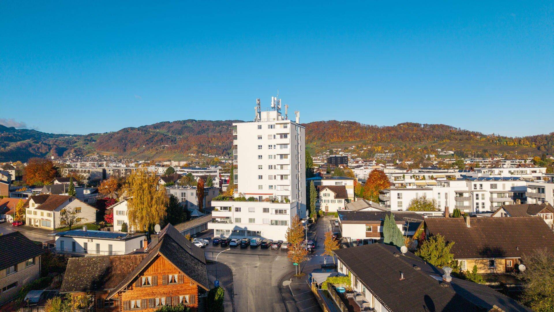 Luftaufnahme des Wohnhauses in einer städtischen Umgebung mit herbstlicher Baumkulisse.