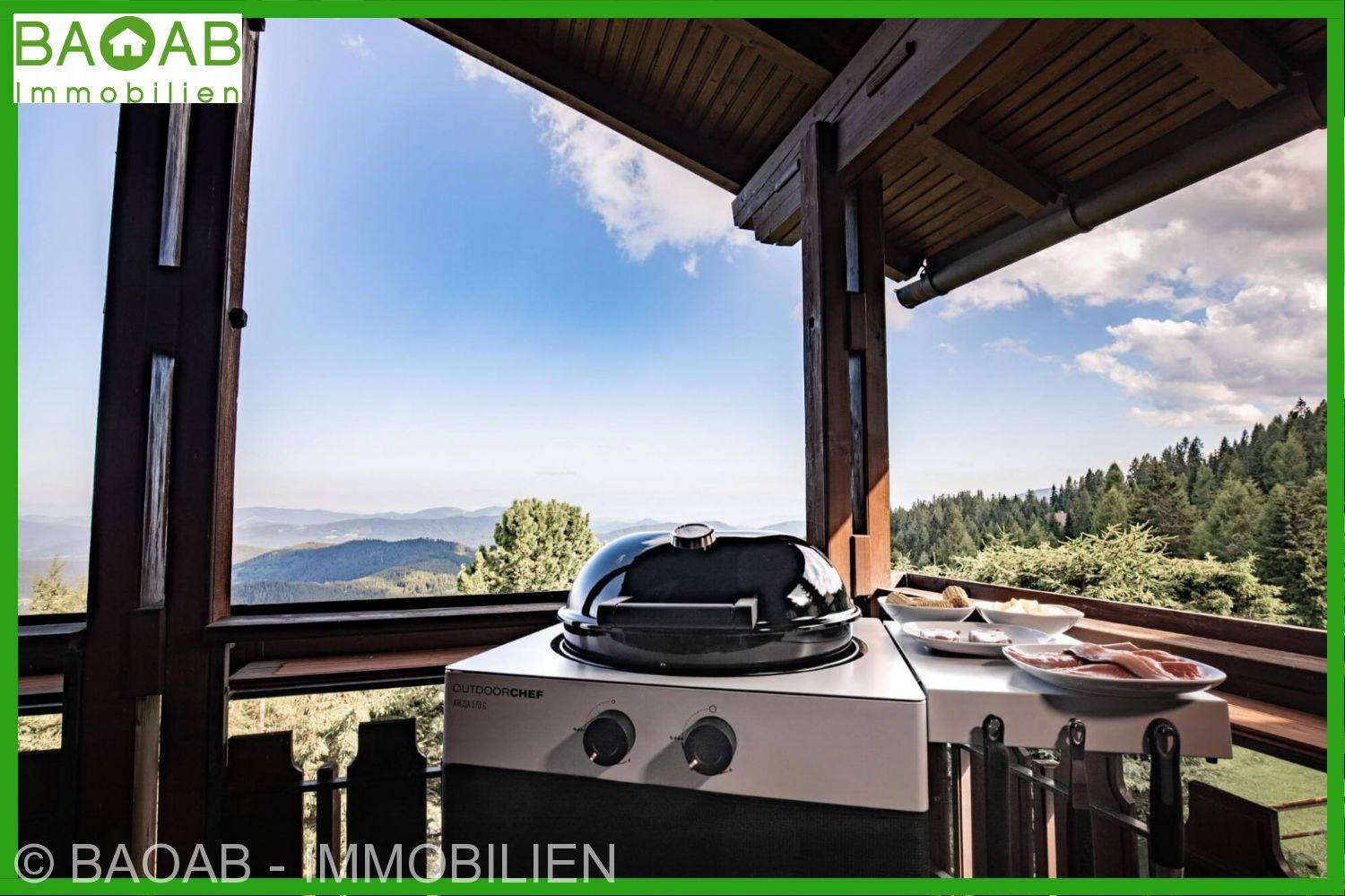 Grillbereich auf dem Holzbalkon mit atemberaubendem Panoramablick auf die Berge.