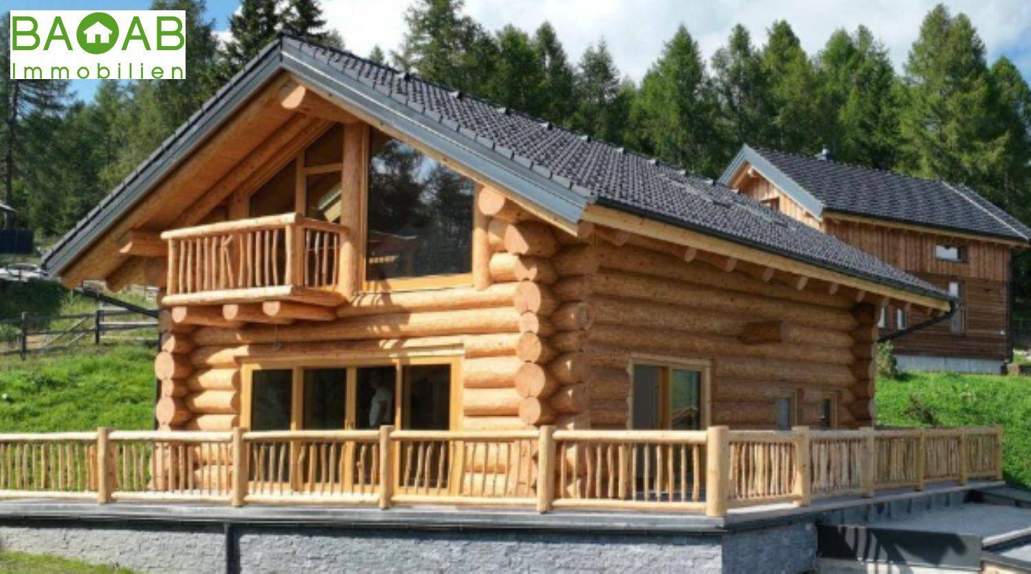 Charmantes Holzchalet mit traditioneller Bauweise, Balkon und Terrasse in alpiner Umgebung.