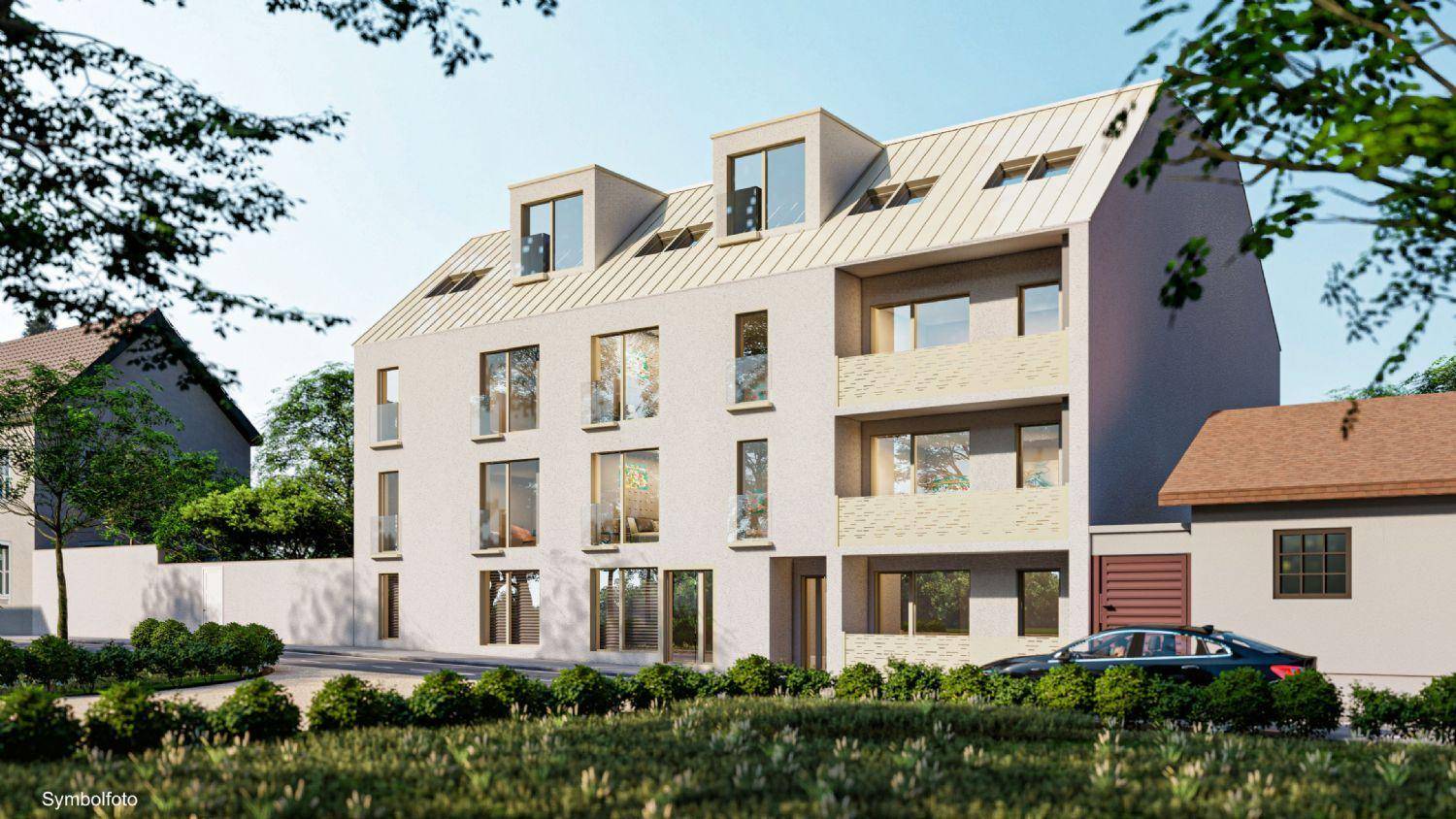 Moderne Architektur eines Neubaus mit großen Fenstern, Balkonen und Satteldach in grüner Umgebung.