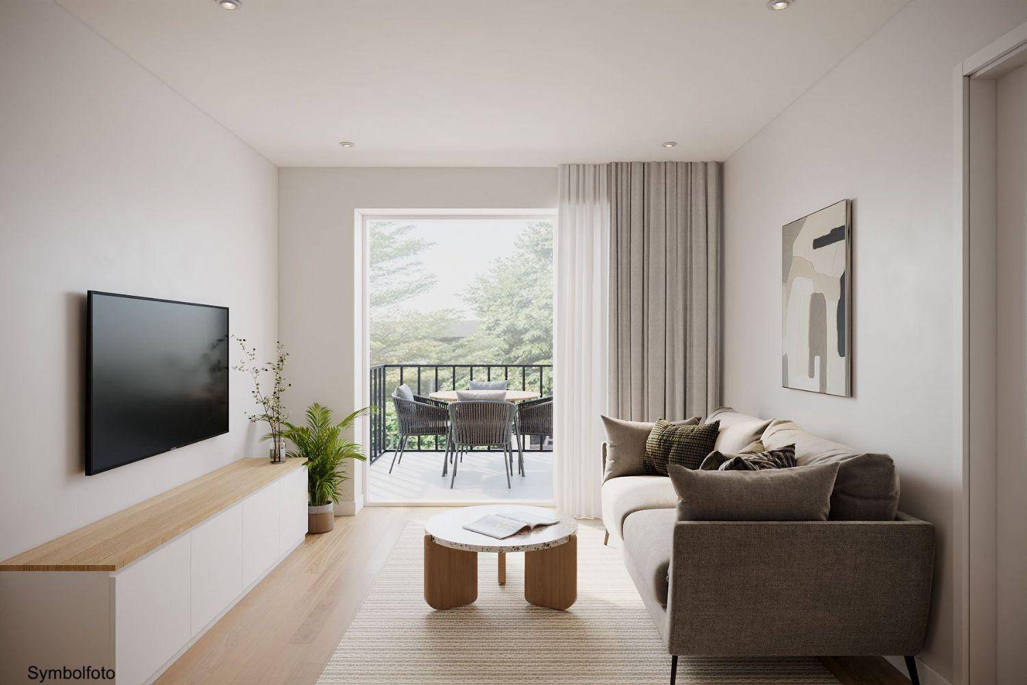 Helles Wohnzimmer mit modernem Sofa, Fernseher und Zugang zu einem möblierten Balkon.
