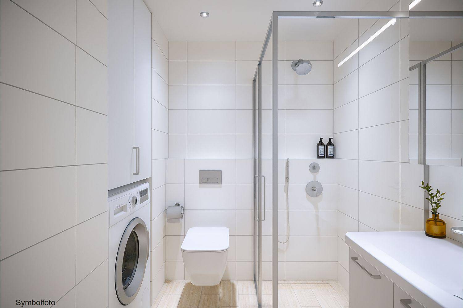 Modernes Badezimmer mit begehbarer Dusche, wandhängendem WC und integrierter Waschmaschine.