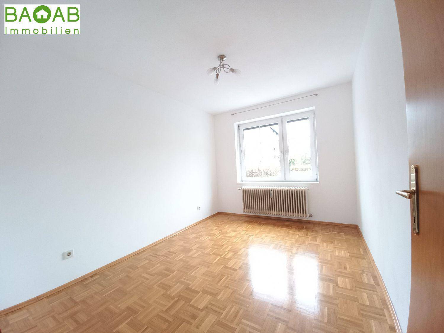 Leerer Raum mit hellem Parkettboden und weiß gestrichenen Wänden, ideal für Schlaf- oder Wohnbereich.