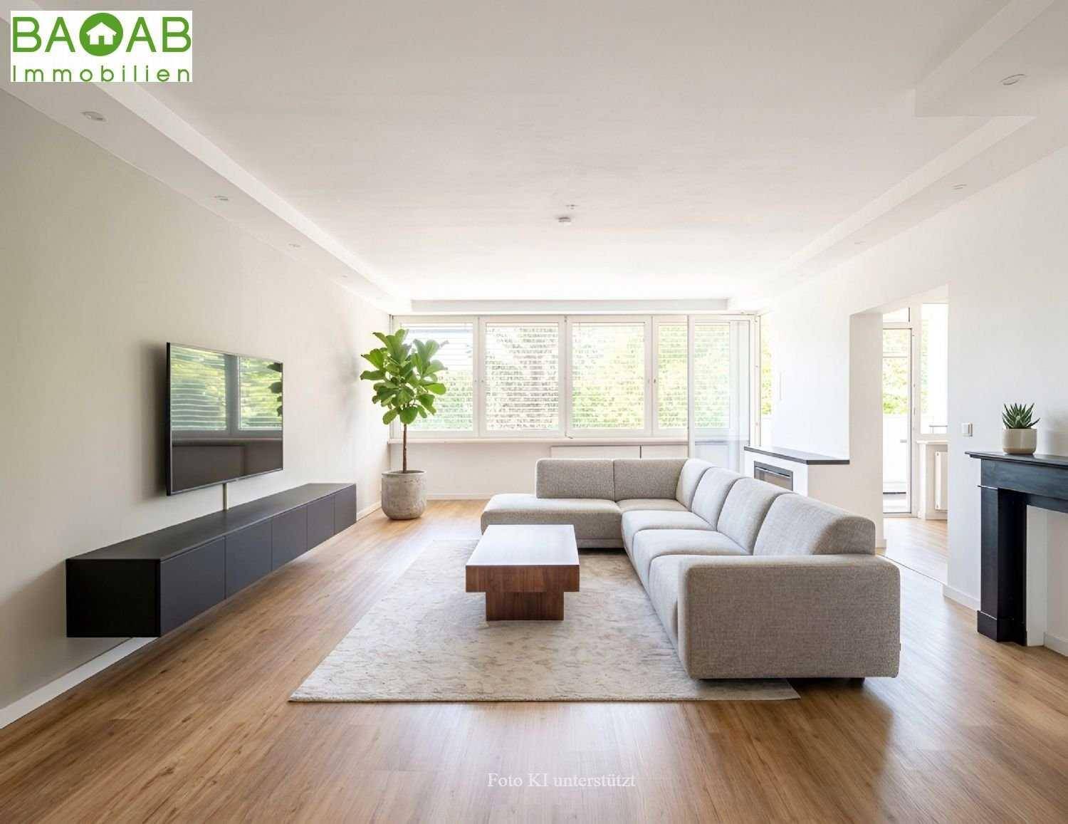 Geräumiges Wohnzimmer mit modernem Sofa, Holzboden und großen Fenstern für viel Tageslicht.