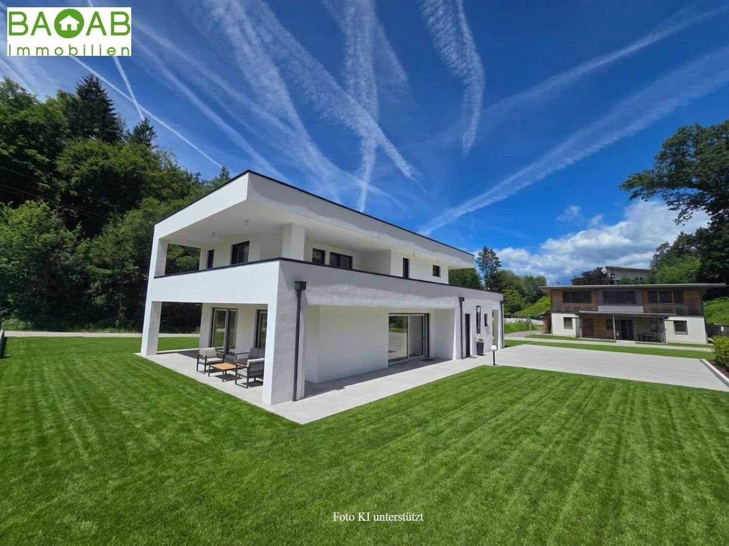 Modernes Einfamilienhaus mit weißer Fassade, Flachdach und weitläufigem grünen Rasen.