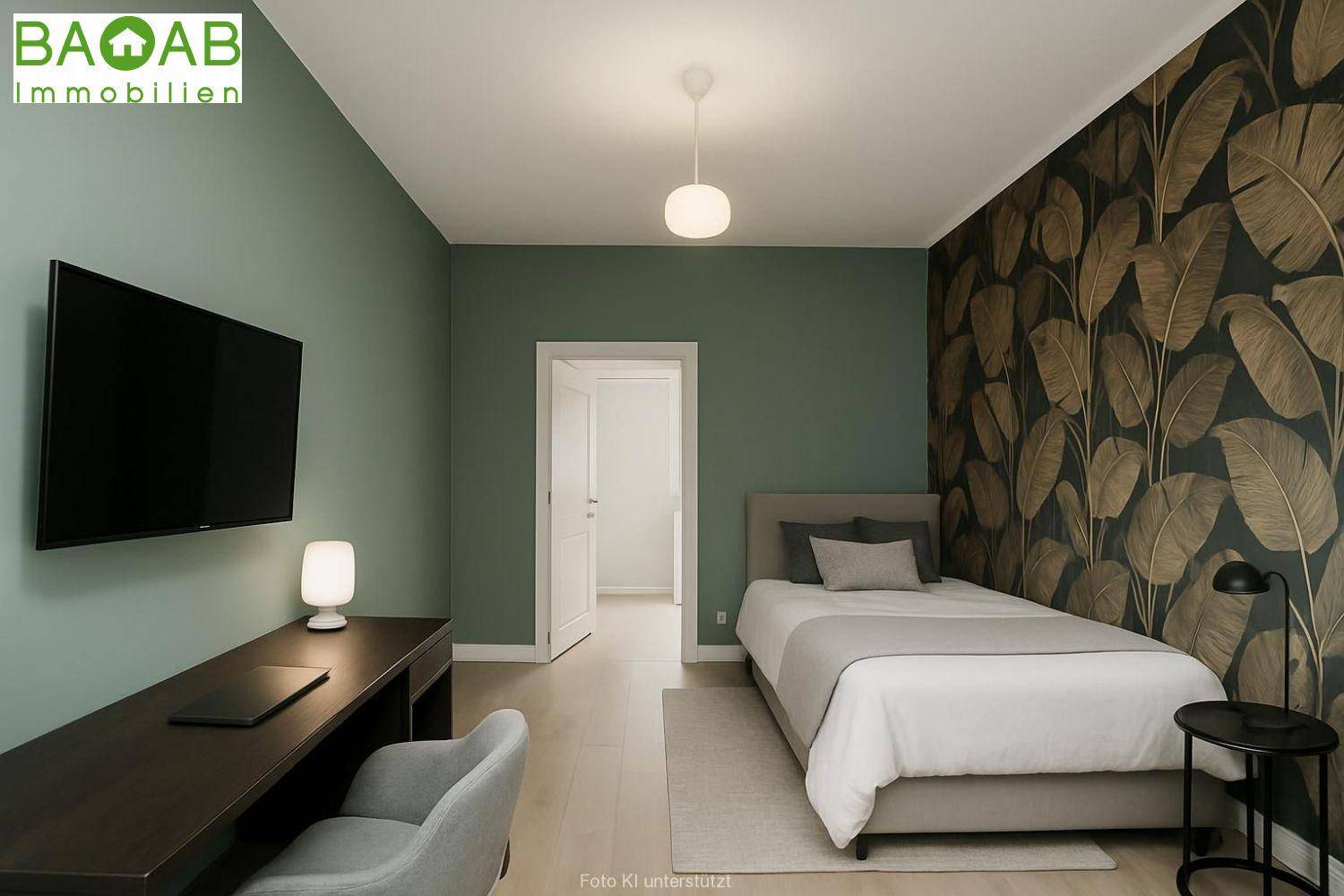 Gemütliches Schlafzimmer mit Einzelbett, Schreibtisch und grüner Wand mit Blättermuster-Tapete.