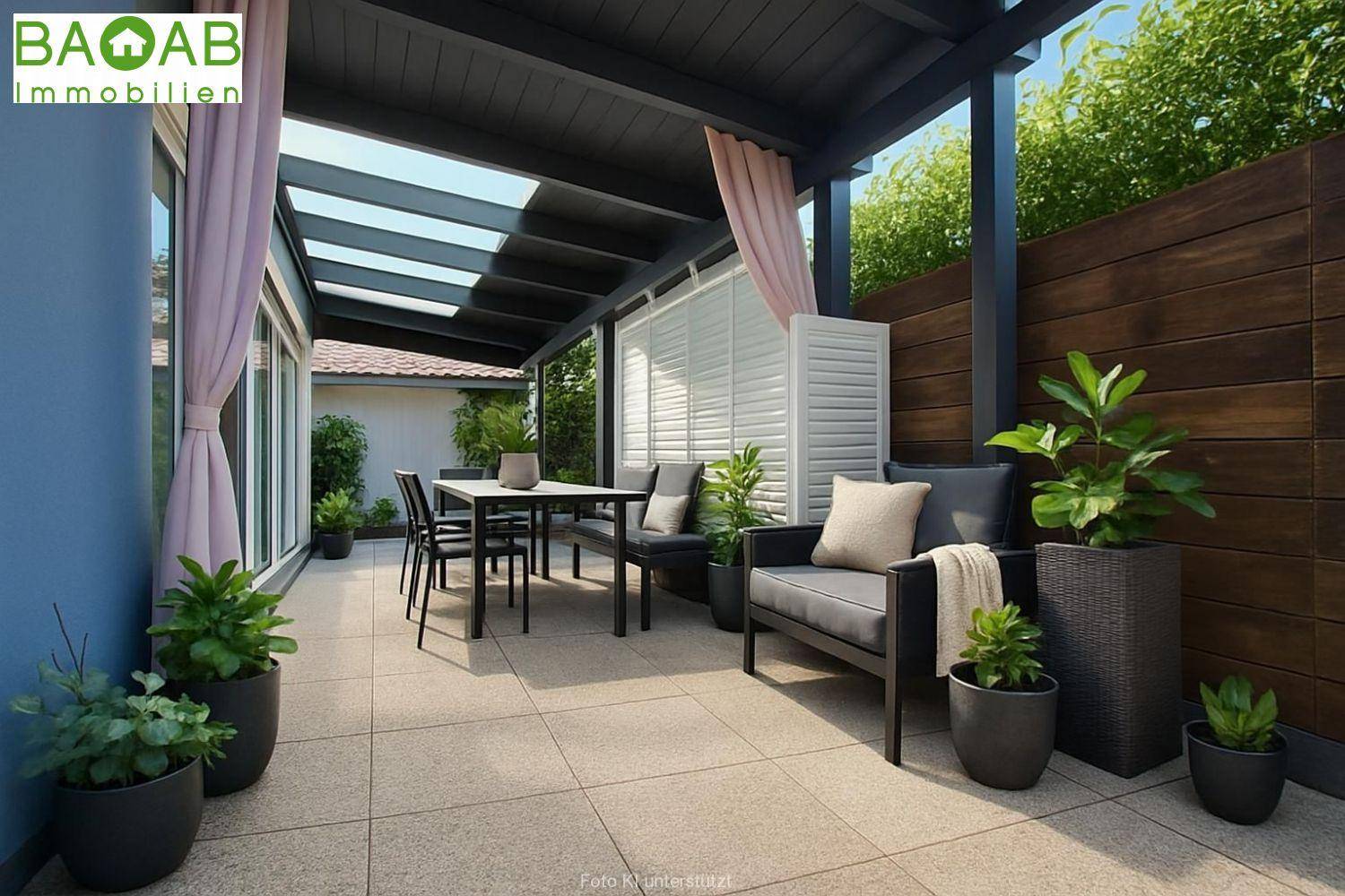 Überdachte Terrasse mit Essbereich und Lounge-Möbeln, umgeben von Pflanzen und Holzelementen.
