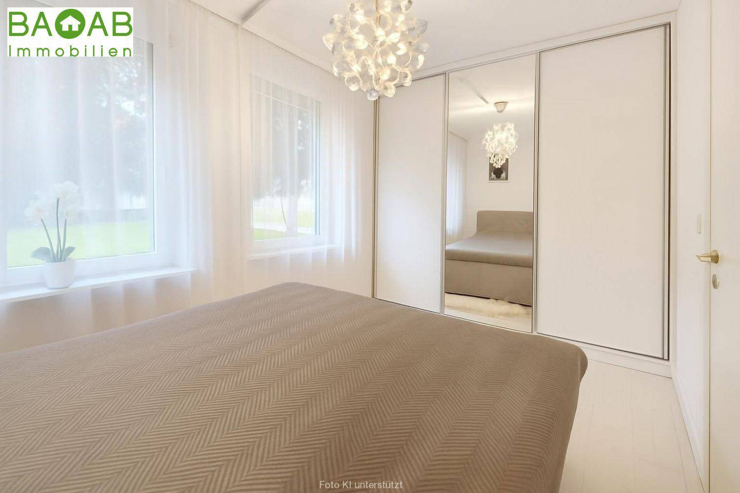 Helles Schlafzimmer mit großem Bett, Spiegelschränken und dekorativer Deckenleuchte.
