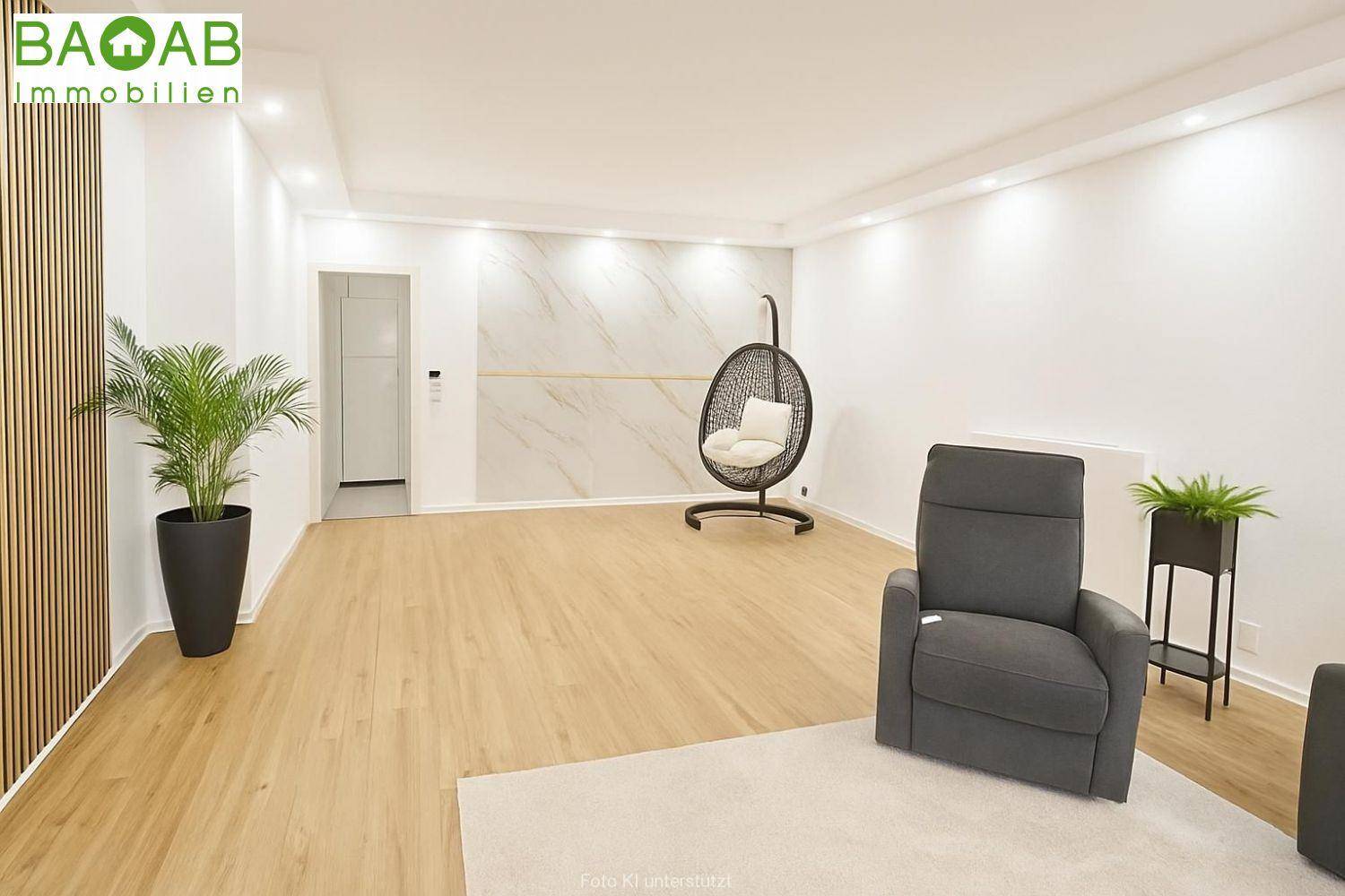 Geräumiges Wohnzimmer mit hellem Holzboden, moderner Wandverkleidung und Hängesessel.