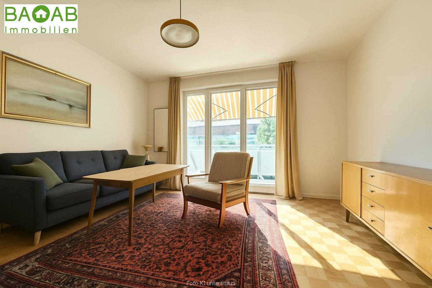 Lichtdurchflutetes Wohnzimmer mit Parkettboden, beigem Sessel und Zugang zu einem Außenbereich.
