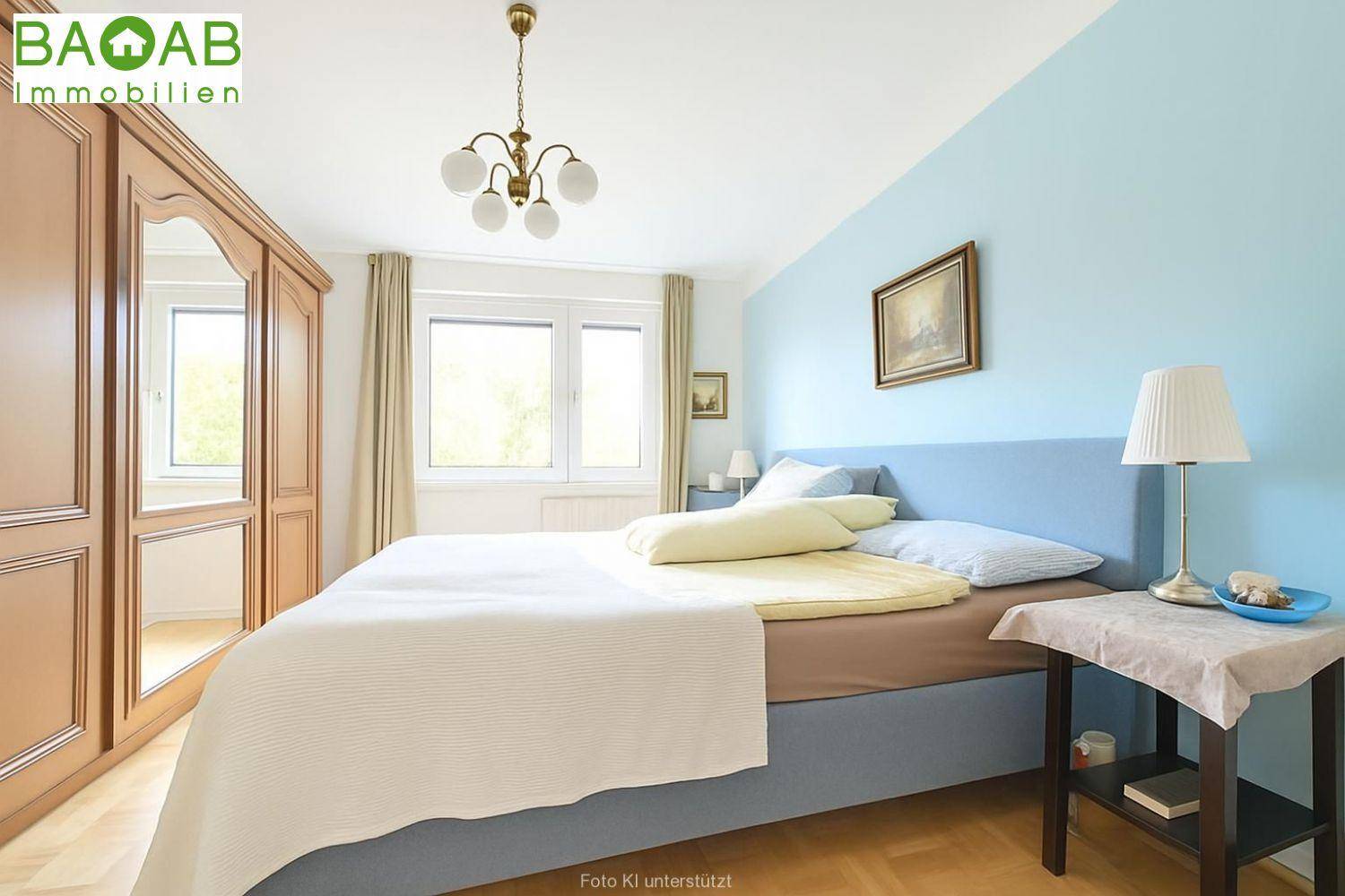 Gemütliches Schlafzimmer mit blau gestrichener Wand, großem Kleiderschrank und Parkettboden.