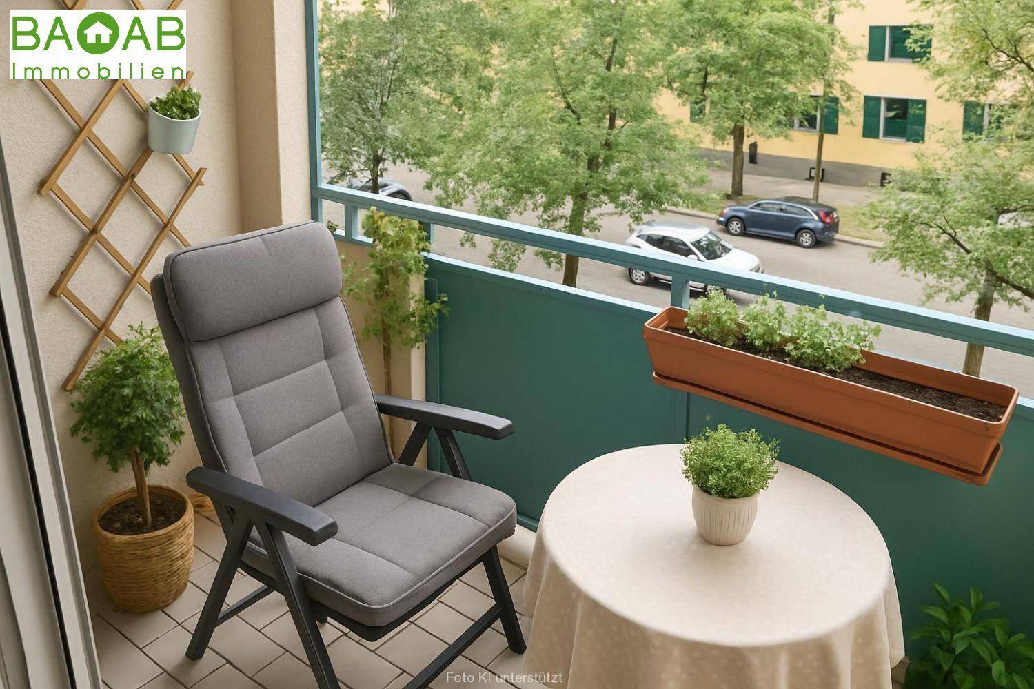 Kleiner Balkon mit Sitzgelegenheit und Blick auf die Straße und Bäume.