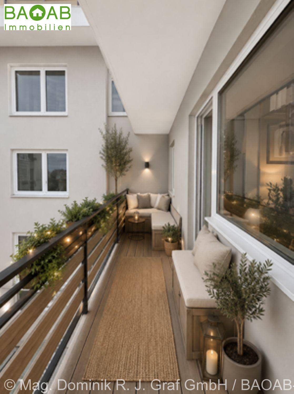 Langer, schmaler Balkon mit gemütlicher Sitzgelegenheit und Pflanzen für entspannte Stunden.