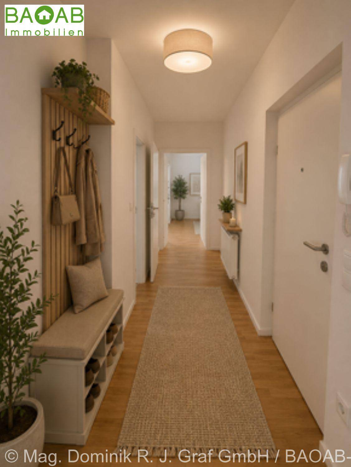 Heller Flur mit Garderobe, Holzpaneelen und Parkettboden, der zu weiteren Räumen führt.