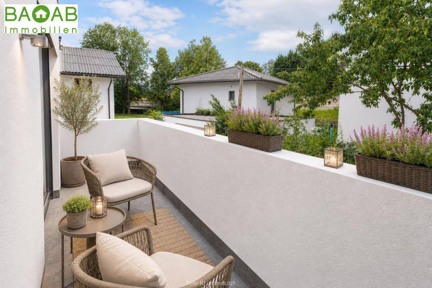 Gemütlicher Balkon mit Sitzgelegenheiten und Pflanzen, ideal zum Entspannen im Freien.
