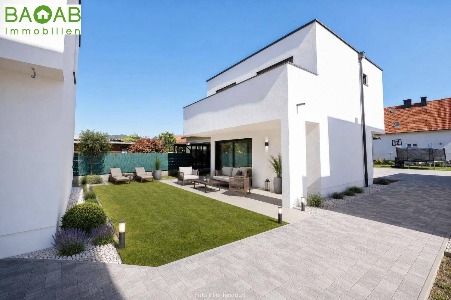 Moderne Architektur mit gepflegtem Rasen, Terrasse und Sitzbereich im Freien.