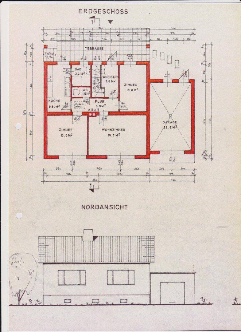 Grundriss des Erdgeschosses mit Terrasse, Garage und mehreren Zimmern.