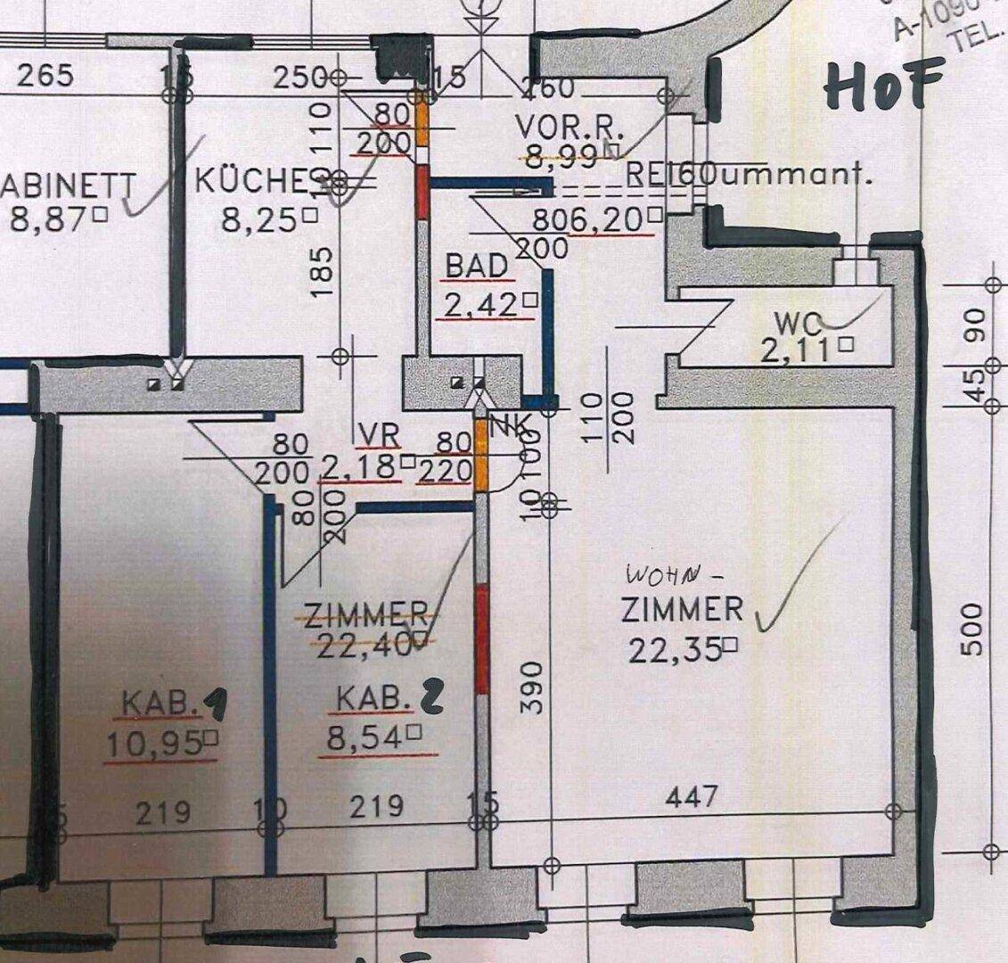 Detaillierter Grundriss mit Raumaufteilung, Flächenangaben und Hofblick.