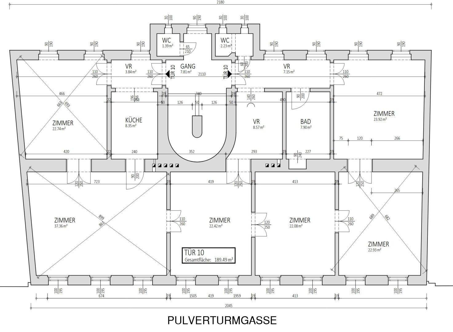 Detaillierter Grundriss einer Wohnung mit mehreren Zimmern, separater Küche, Bad und zwei WCs, organisiert um einen zentralen Flur.