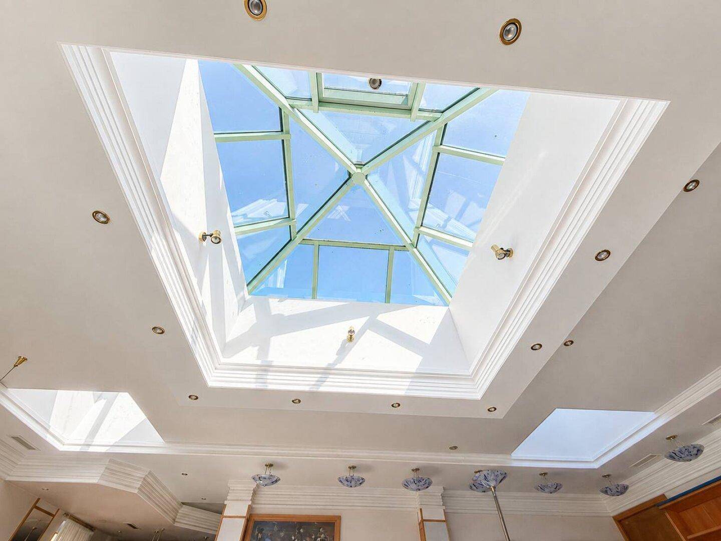 Großes pyramidenförmiges Oberlicht in der Decke sorgt für reichlich natürliches Tageslicht im Raum.