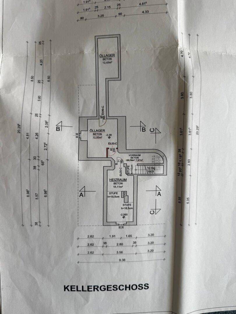 Grundriss des Kellergeschosses mit Heizraum und Öllagerflächen.