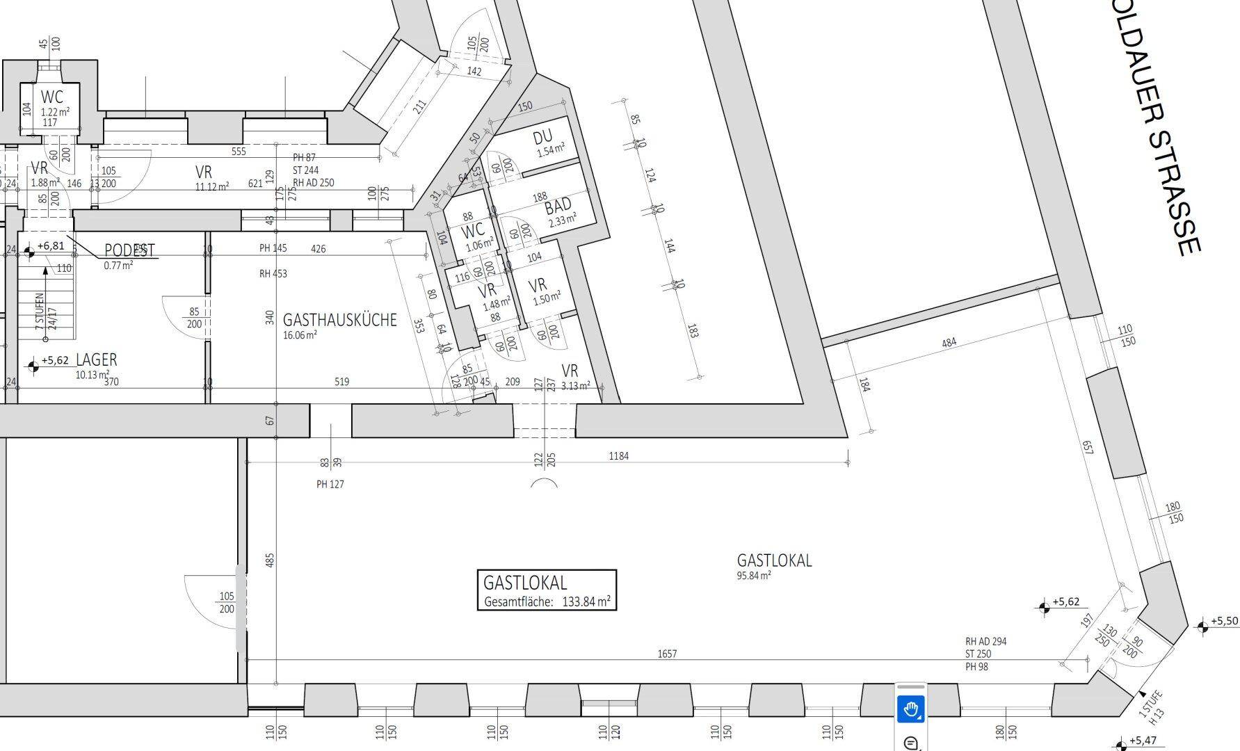 Grundrissplan eines Gastlokals mit Küche, Toiletten und Lagerflächen im Erdgeschoss.
