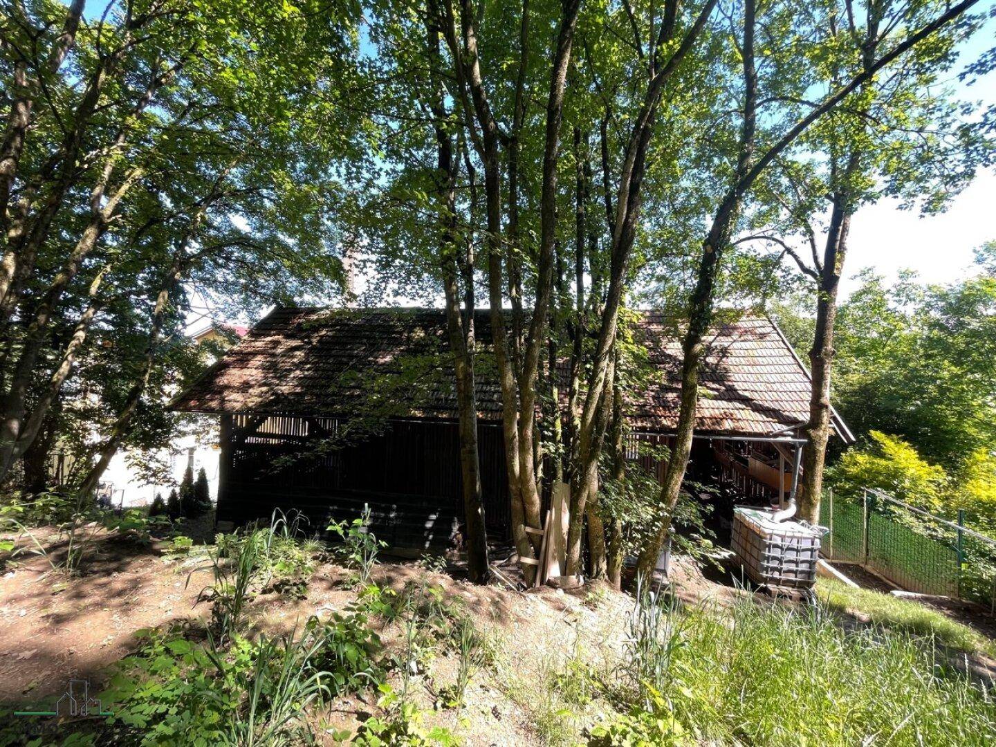 Gartenbereich hinten mit Blick auf Schuppen