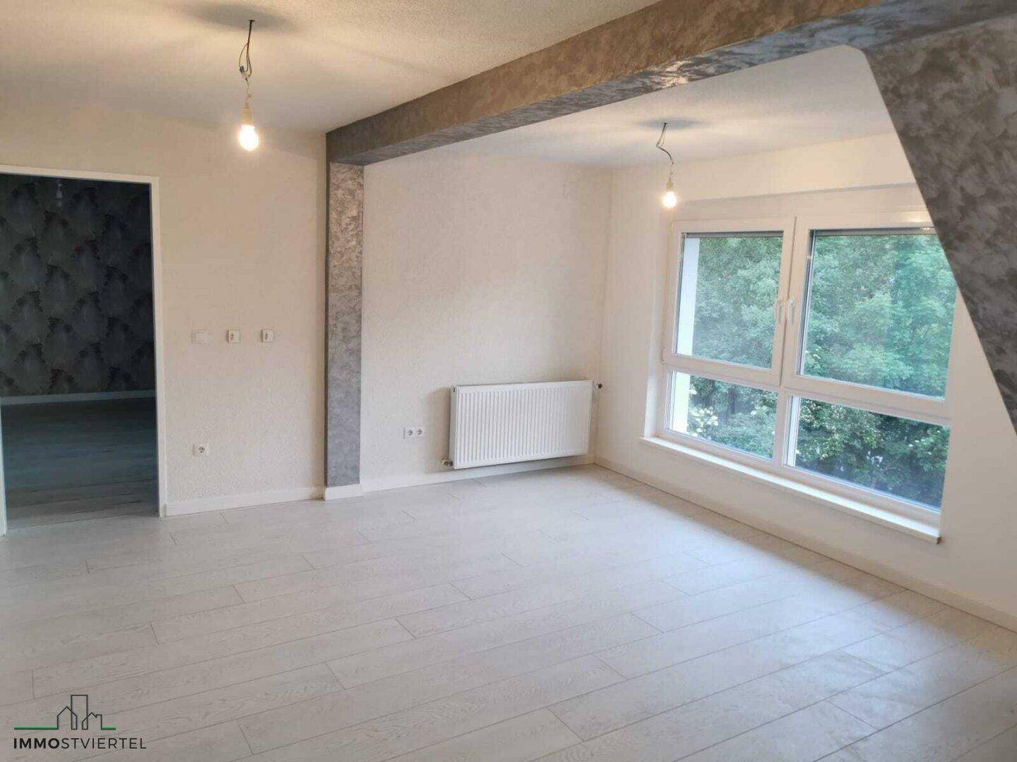 Weiterer Blick in den hellen Raum mit großem Fenster und Heizkörper, bereit zur Einrichtung.