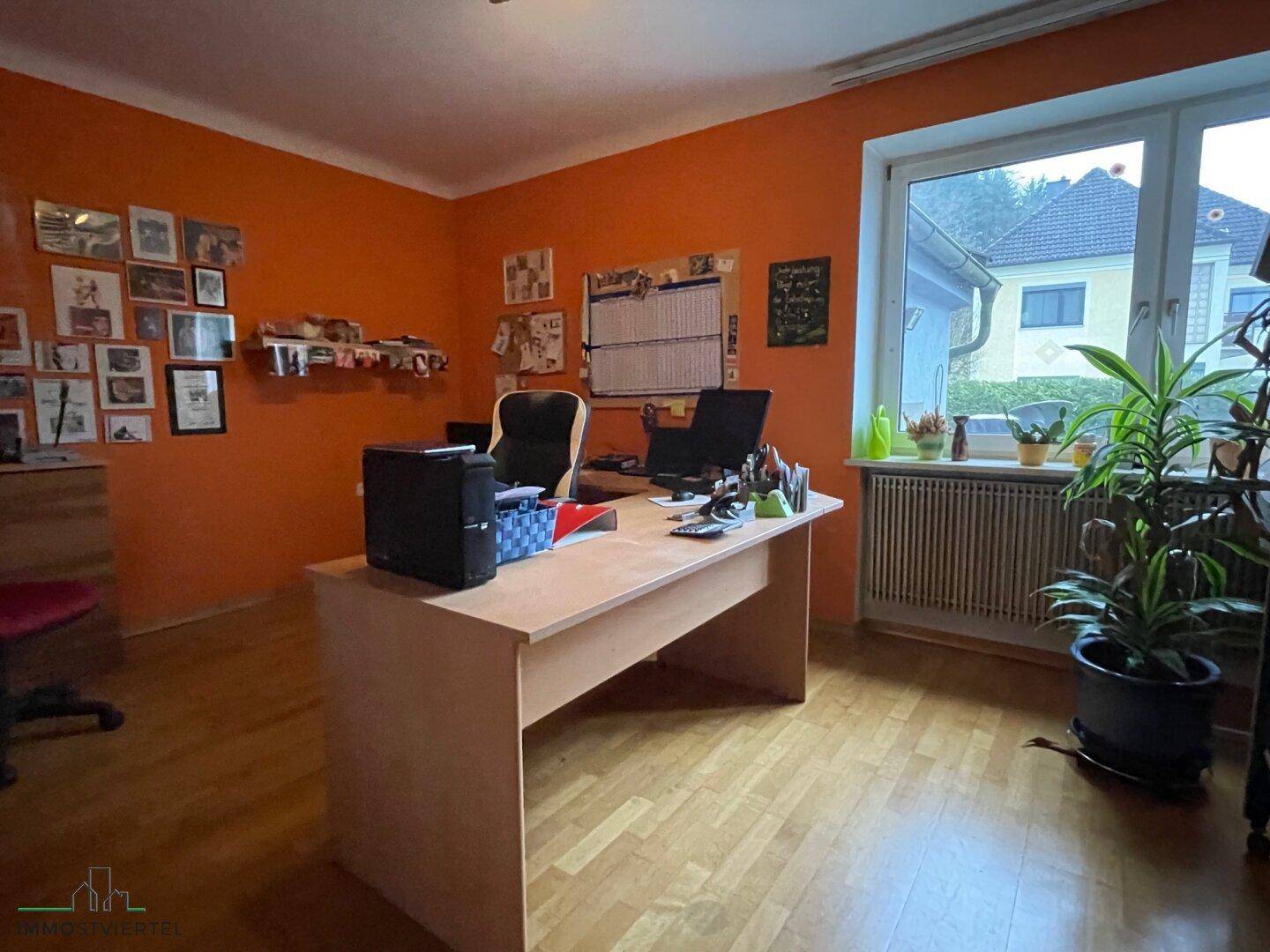 Büro- Zimmer im EG