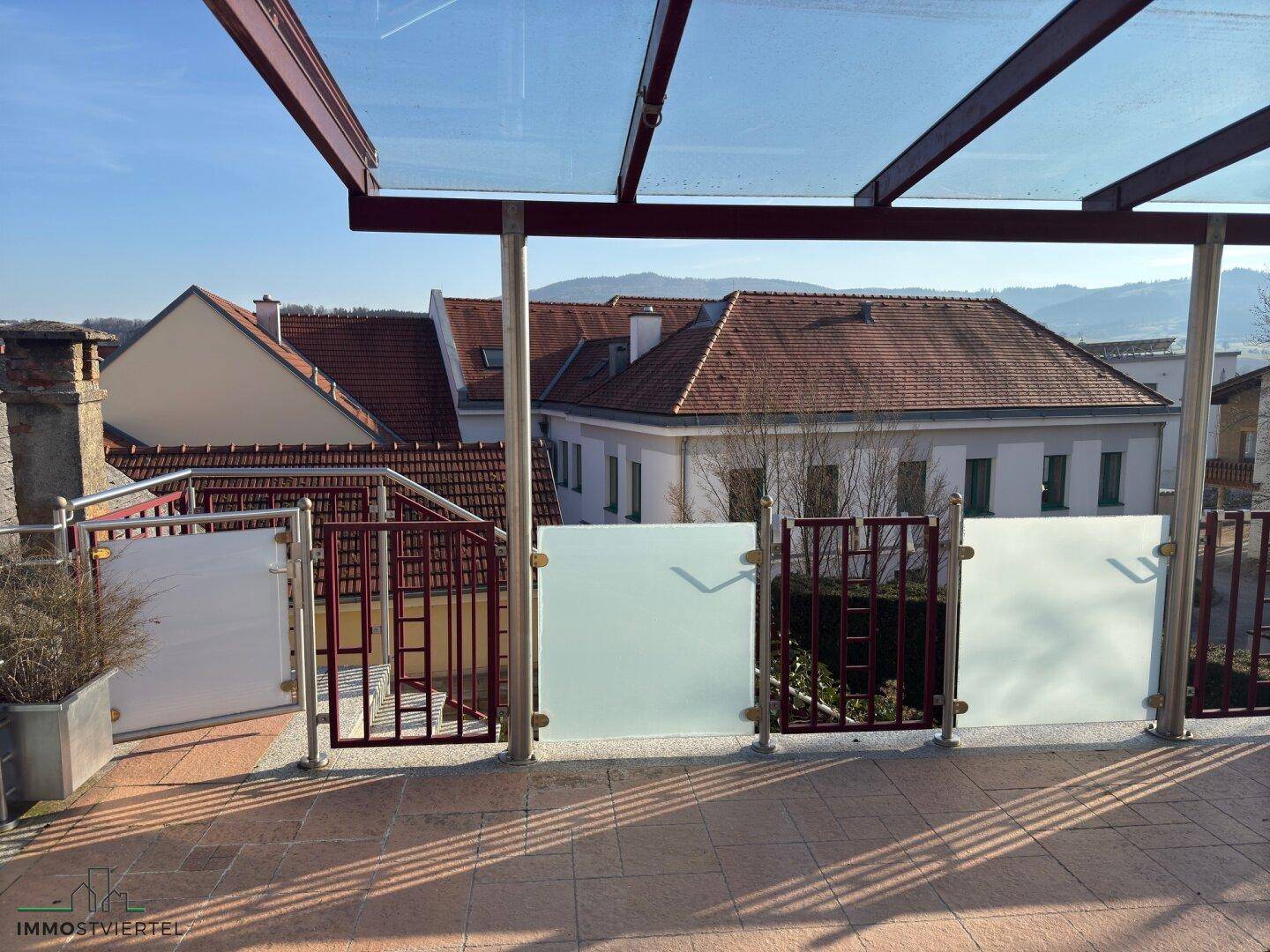 Terrasse überdacht mit Abgang zum Garten