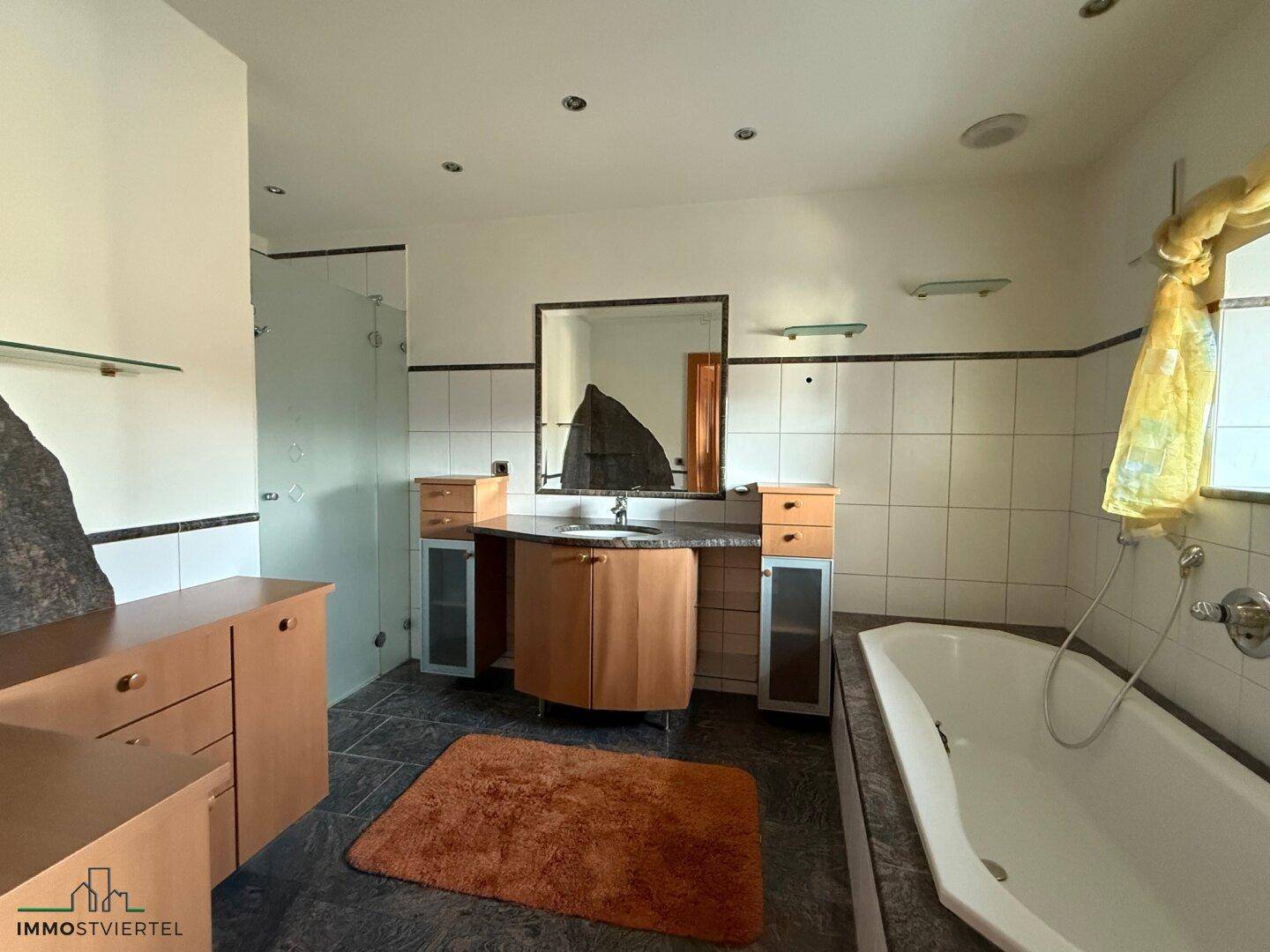 Bad mit Dusche und Wanne