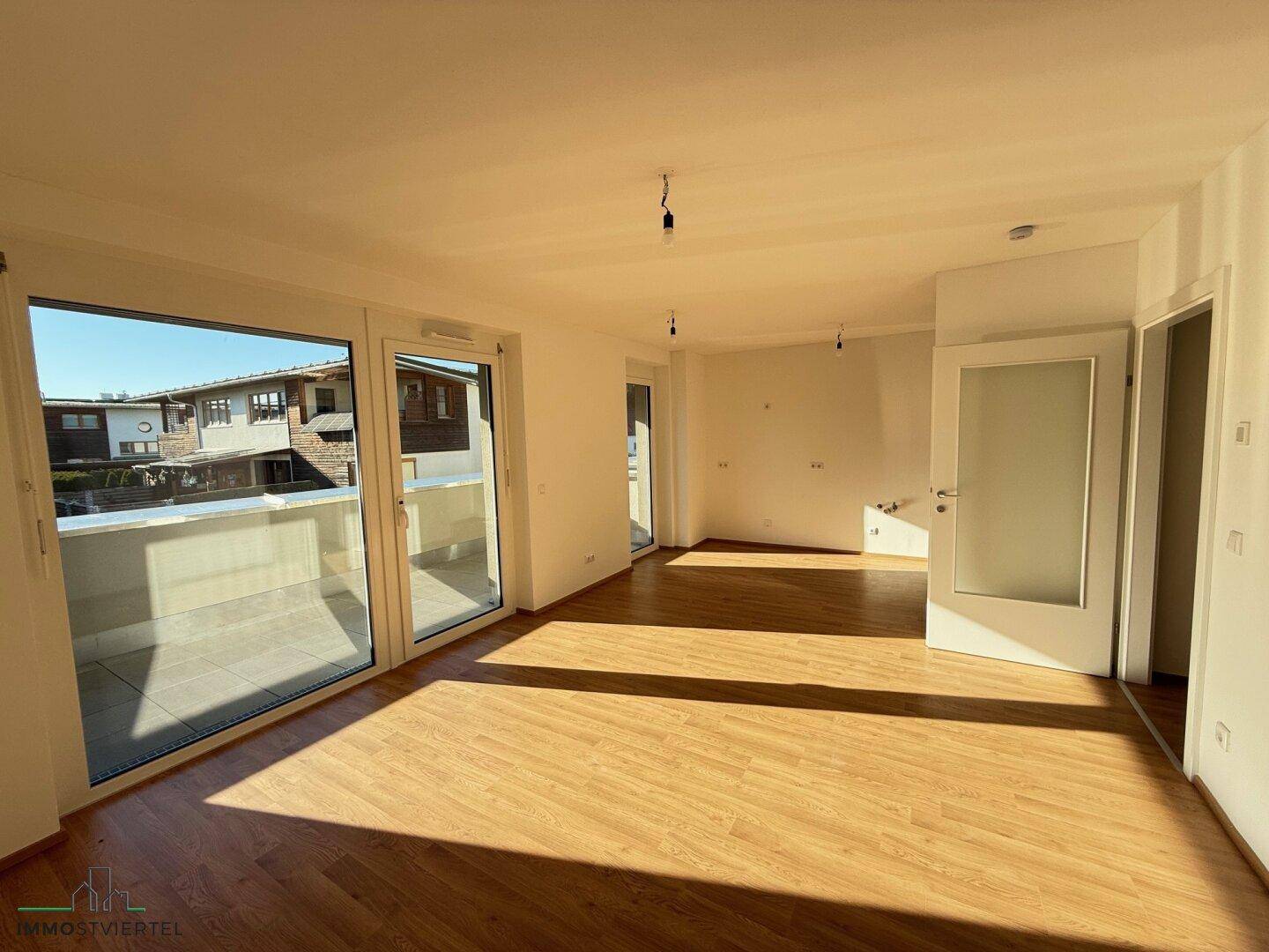 Wohnzimmer mit Zugang zum Balkon