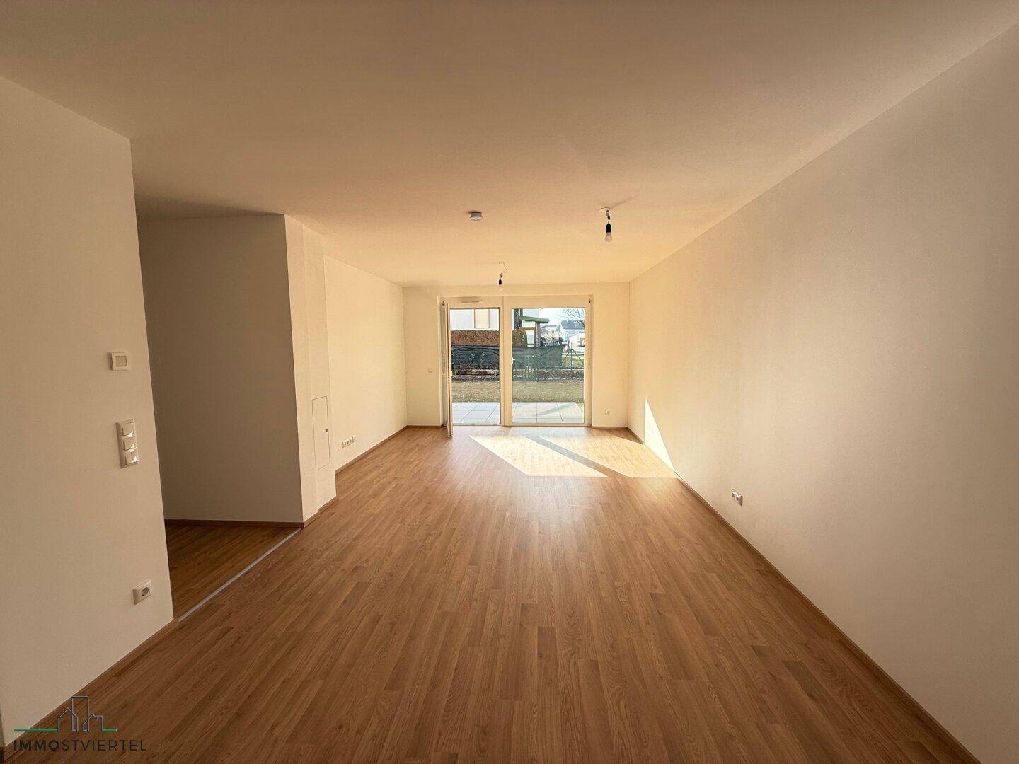 Wohnbereich mit Zugang zur Terrasse