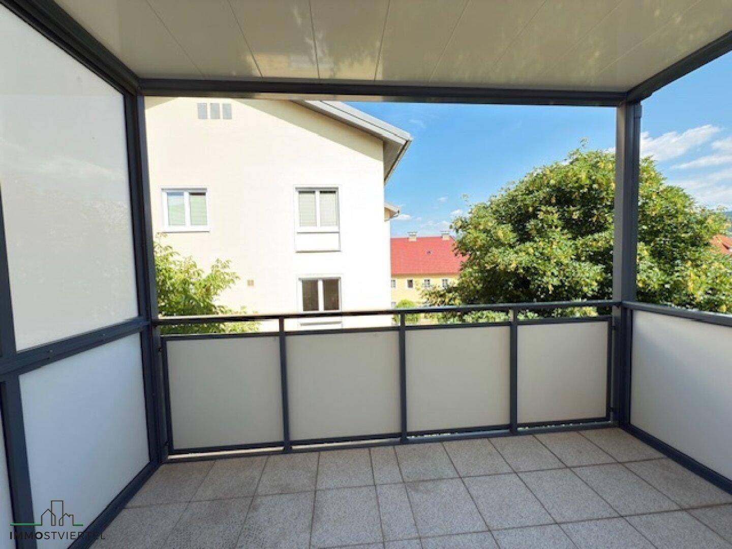 Balkon mit seitlichen Sicht-Windschutz