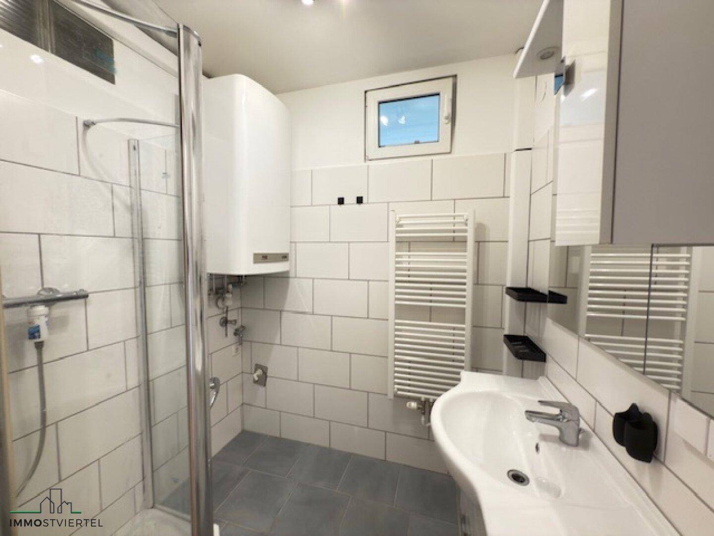 Bad mit Dusche und WM Anschluss