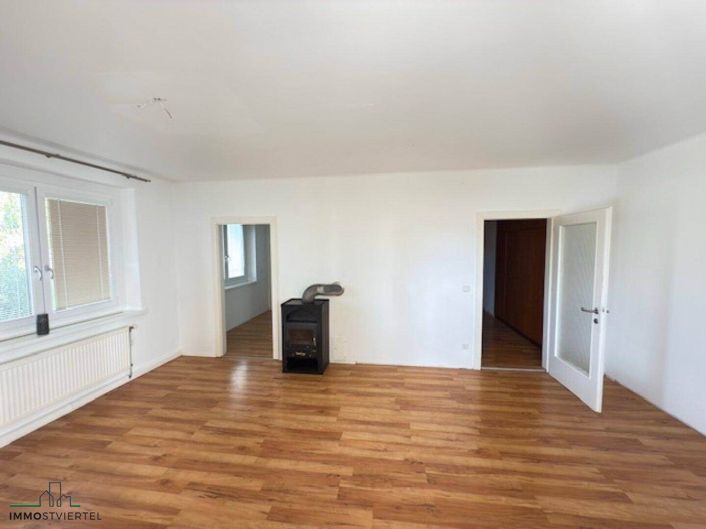 Wohnzimmer mit Zugang zum Balkon