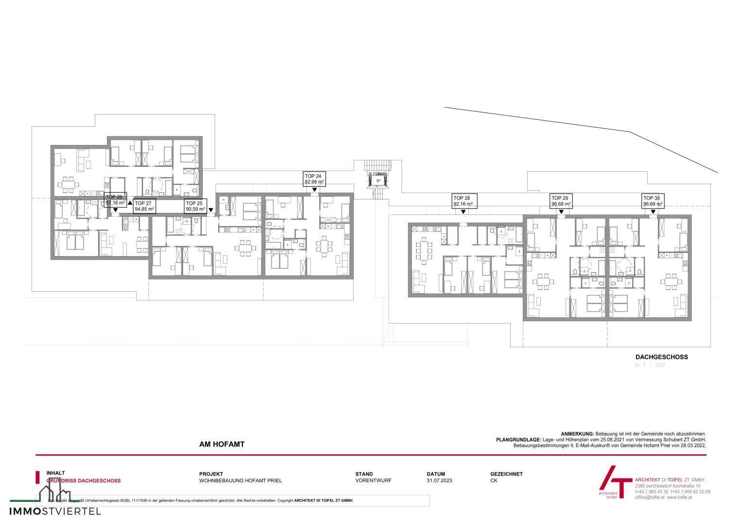 Grundriss des Dachgeschosses mit verschiedenen Apartmentlayouts und Raumaufteilungen.
