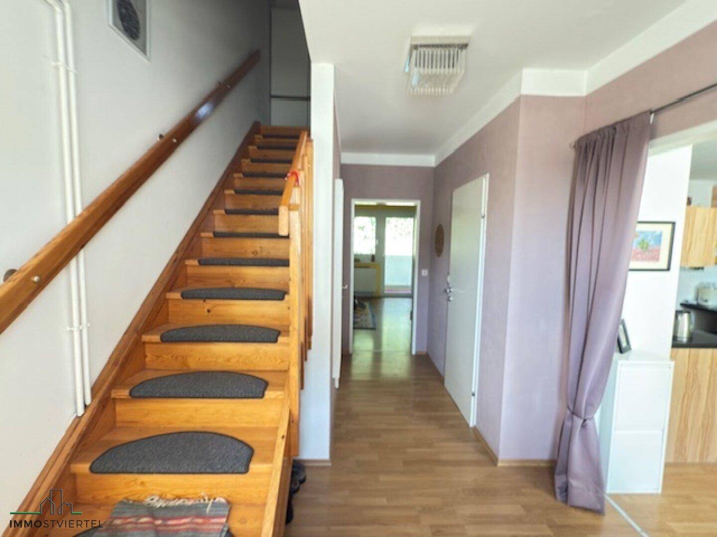 Vorhaus mit Stiegenaufgang ins OG
