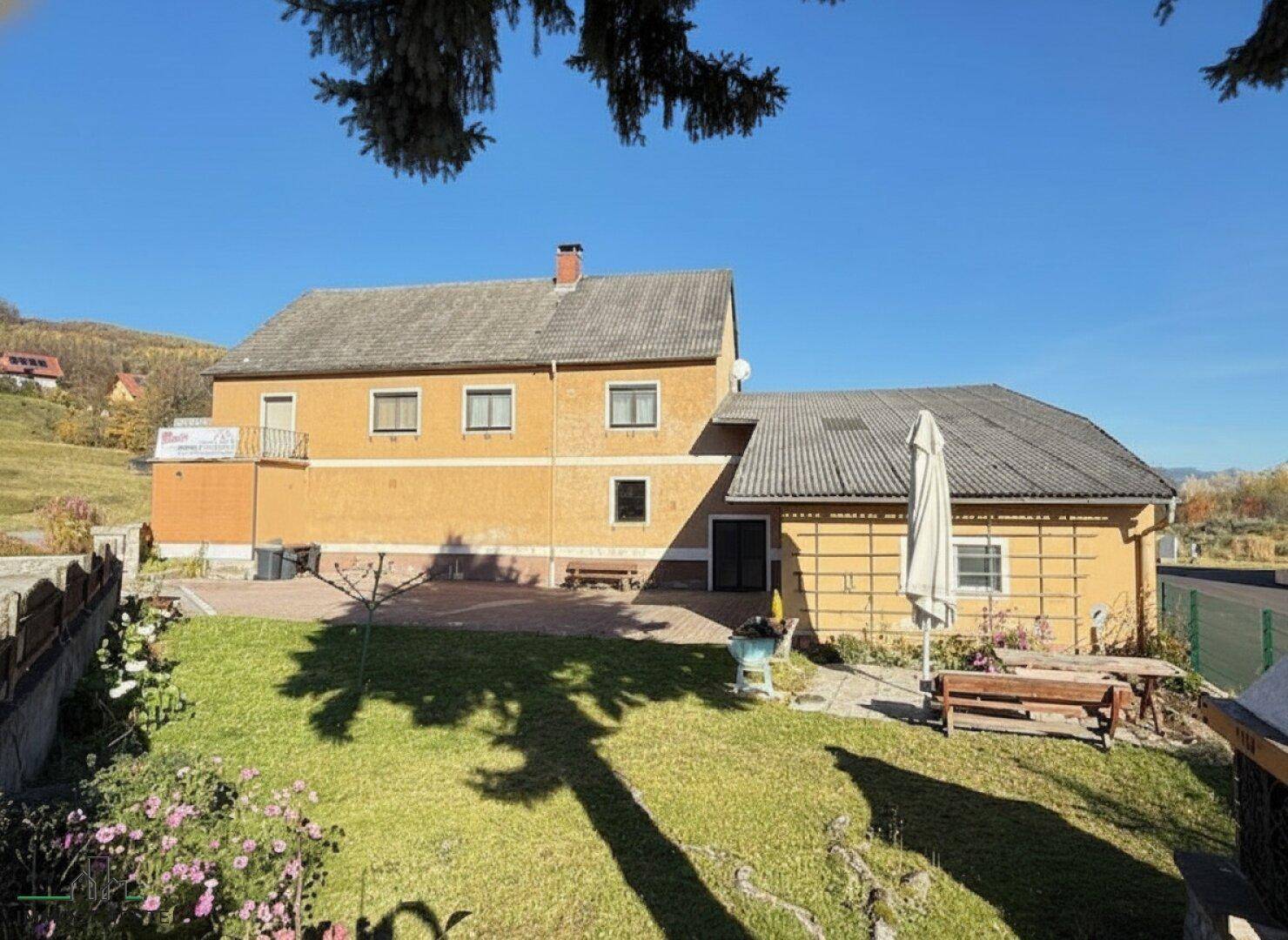 Garten mit Blick zum Haus