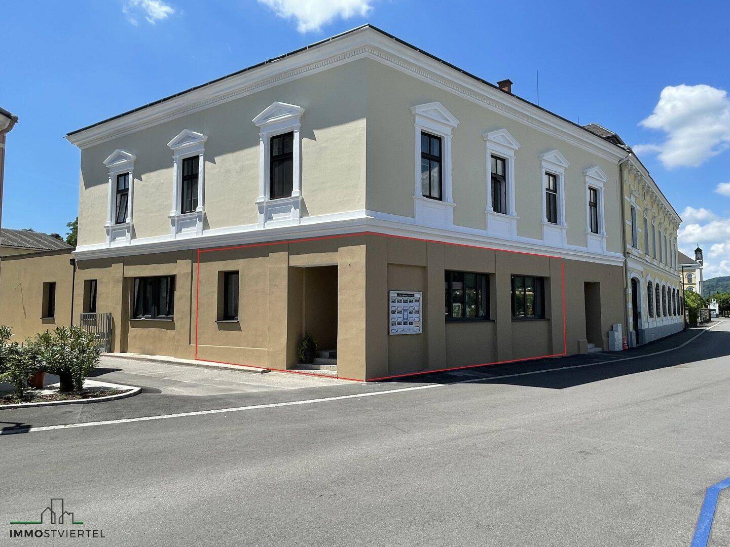 Historisches Gebäude mit modernisiertem Erdgeschoss und klassischer Architektur.