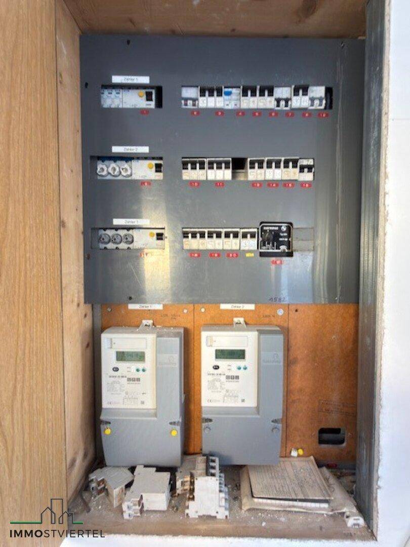 Elektrischer Verteilerkasten mit Sicherungen und Stromzählern.
