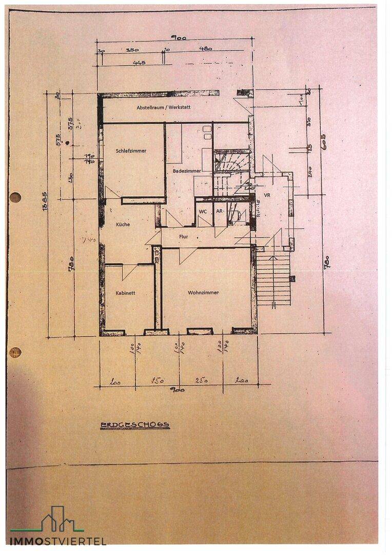 Handgezeichneter Grundriss des Erdgeschosses mit Wohnzimmer, Küche und Schlafzimmer.