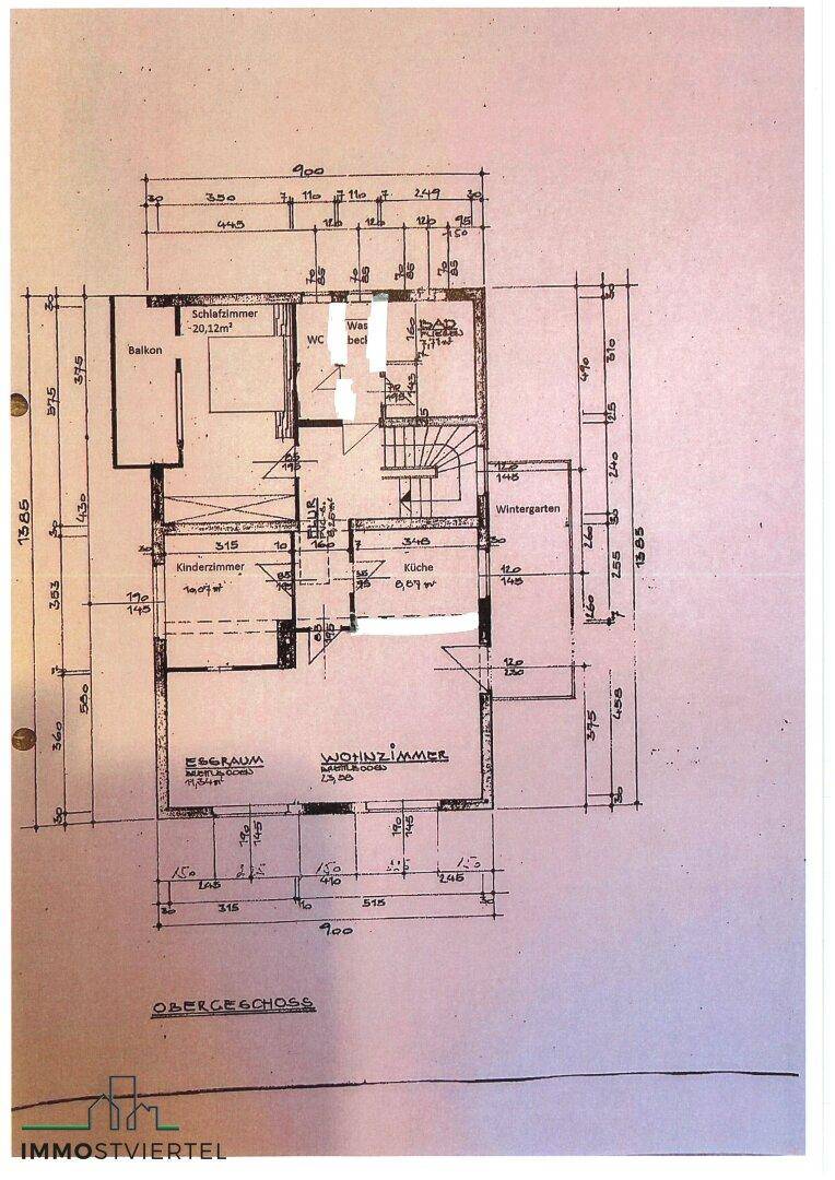 Handgezeichneter Grundriss des Obergeschosses mit Schlafzimmern, Balkon und Wintergarten.