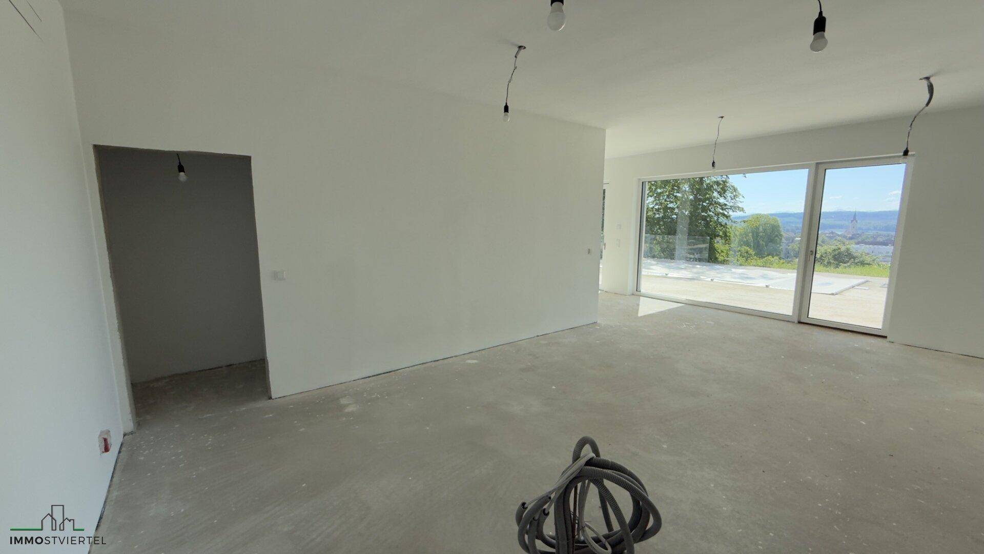 Küchenbereich mit Speis und Zugang zur Terrasse