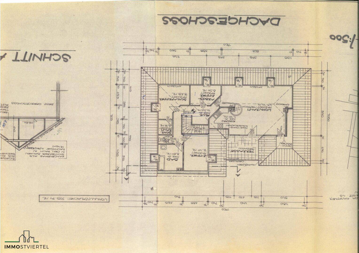 Grundriss des Dachgeschosses mit Zimmeraufteilung und Treppenhaus.