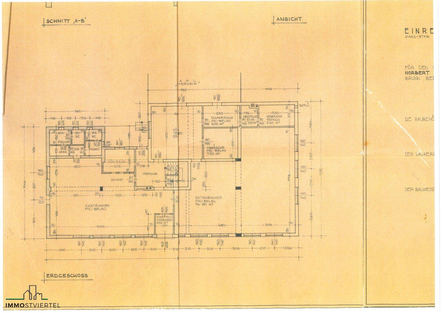 Grundriss des Erdgeschosses mit Raumaufteilung und Zugang zu Außenbereichen.